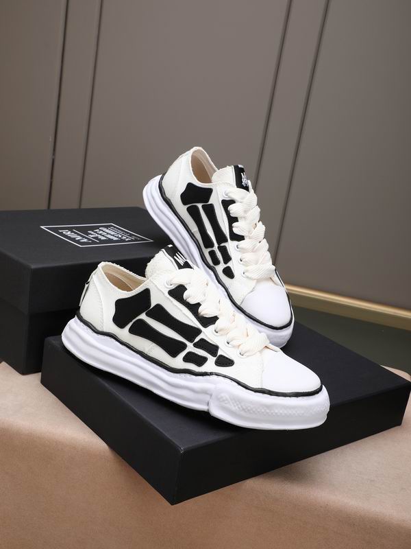AMIRI Black & White Star Low-Top Sneakers